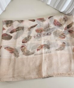 Hermès Vintage "Plumes" par Henri de Linares Silk Scarf Carre 90 Feather Motif Beige/Pink