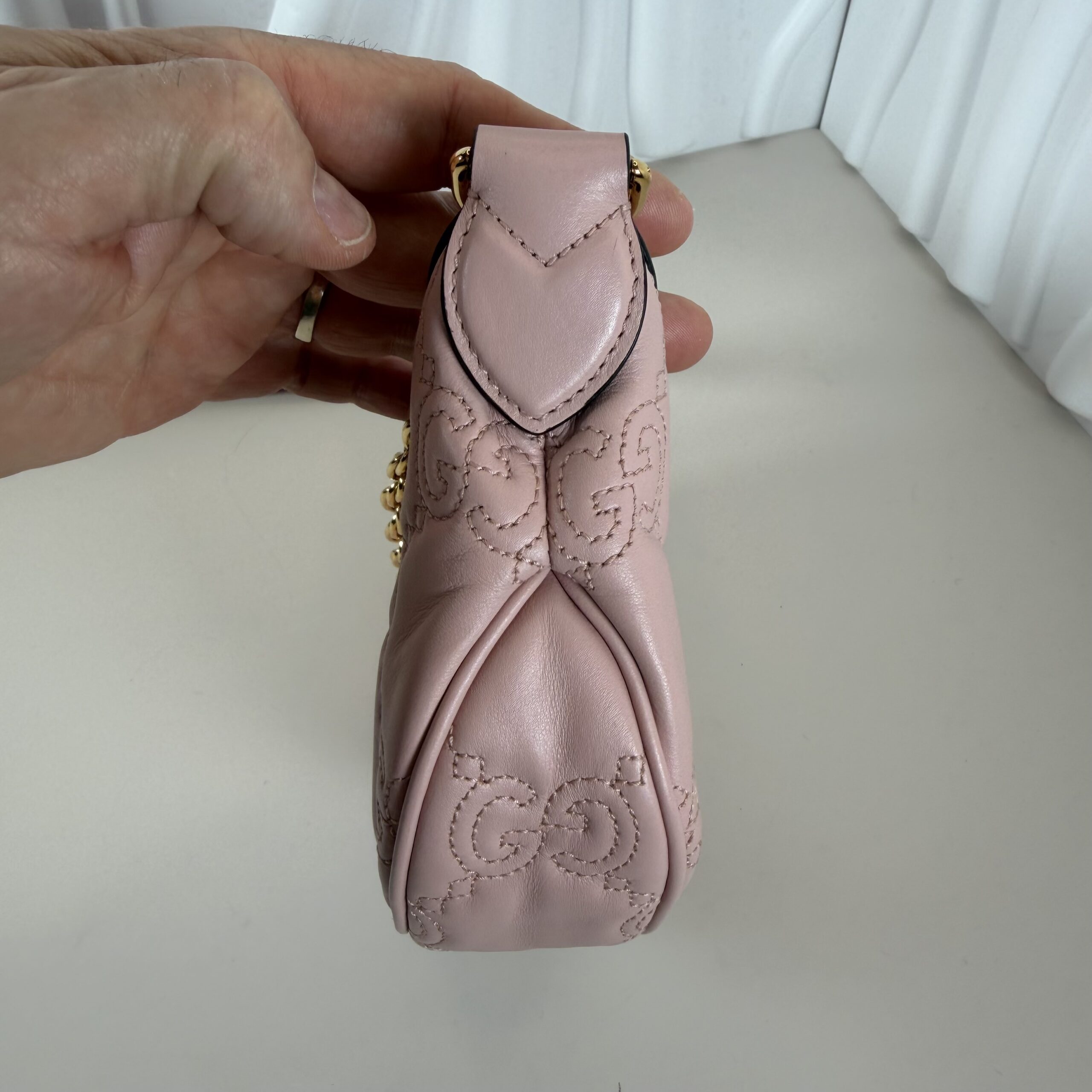 Gucci mini GG Matelassé shoulder bag in a light pink hue - Image 4