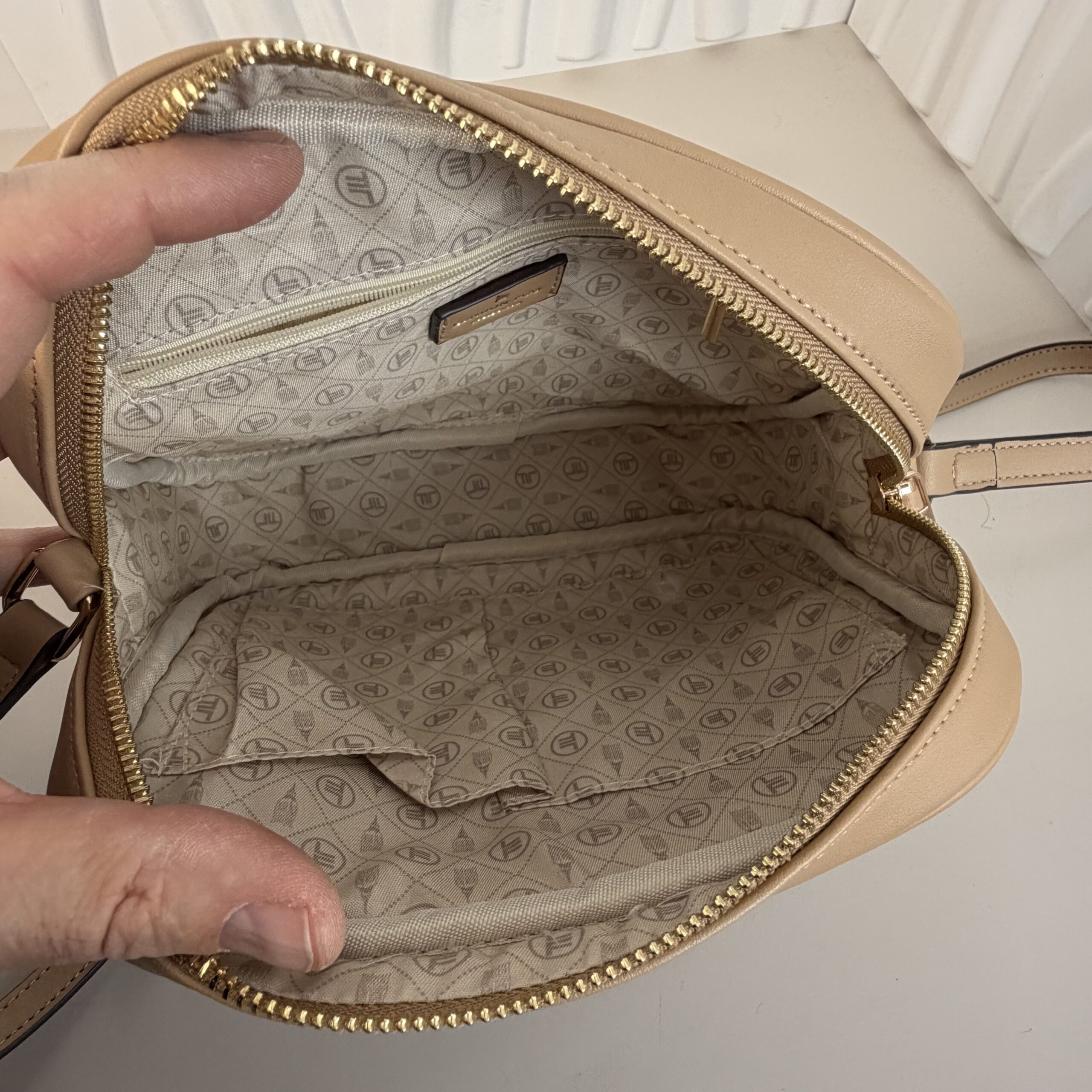 London Fog Collection Crossbody Camera Bag - NWOT - Image 2