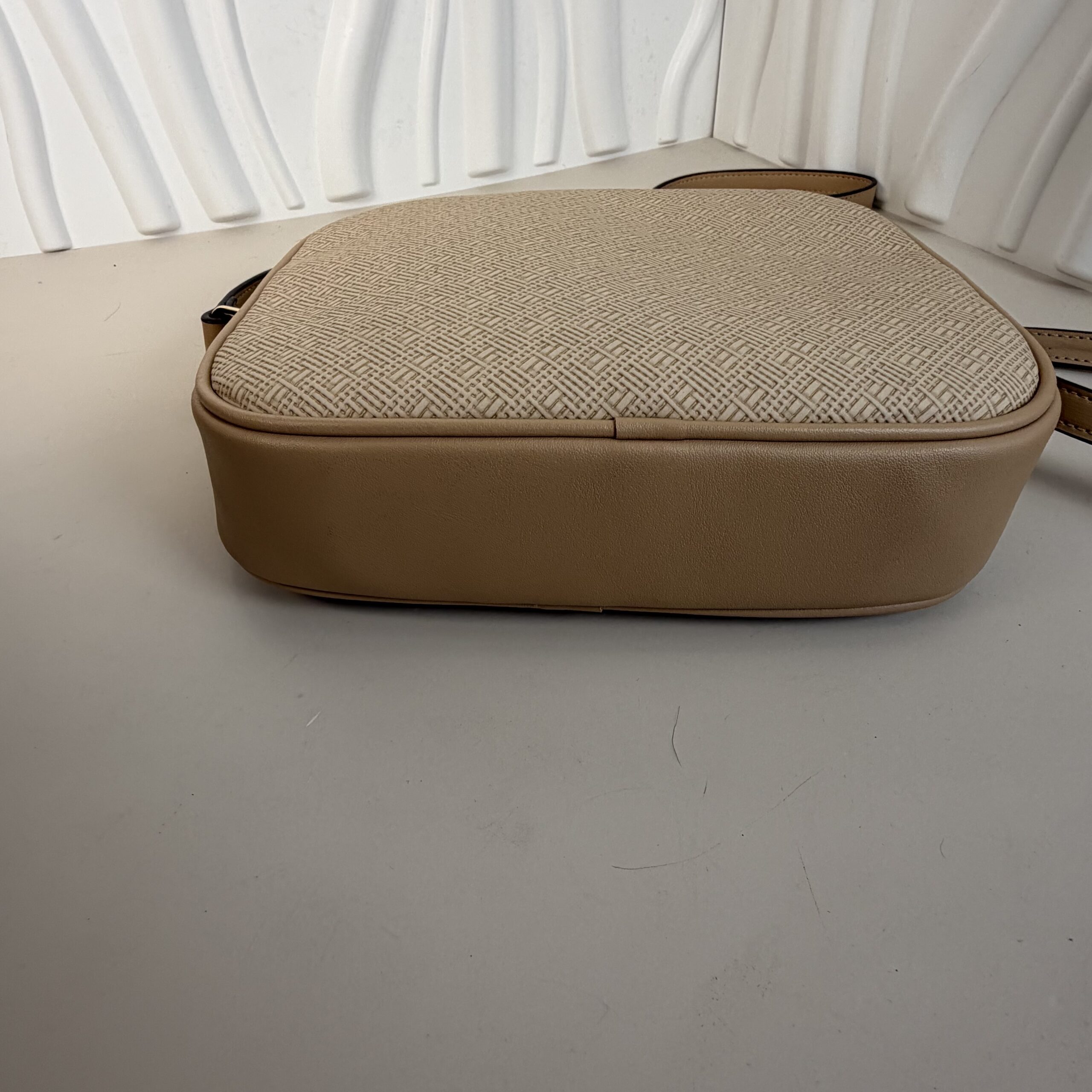 London Fog Collection Crossbody Camera Bag - NWOT - Image 4