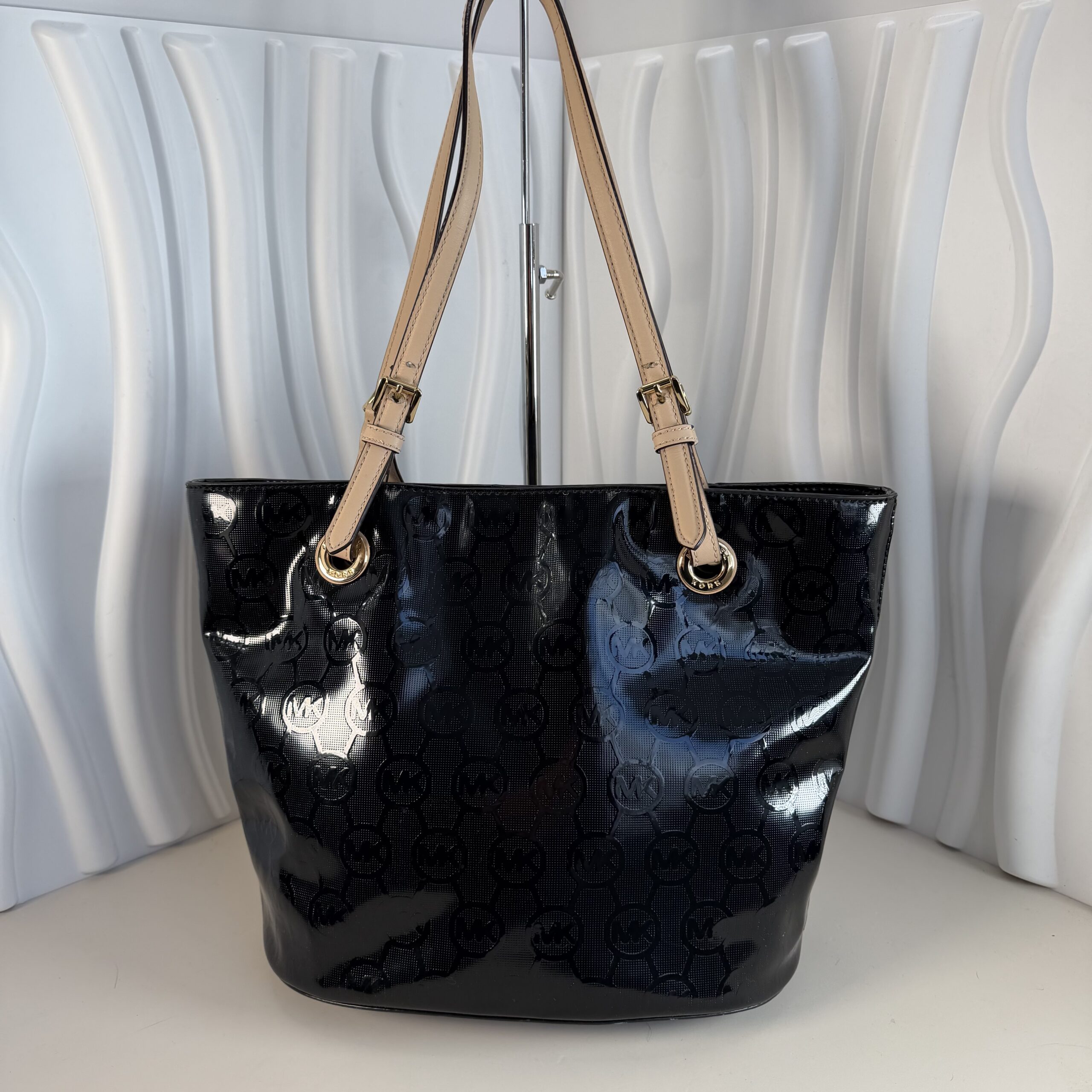Michael Kors Jet Set (Signature Patent Leather)