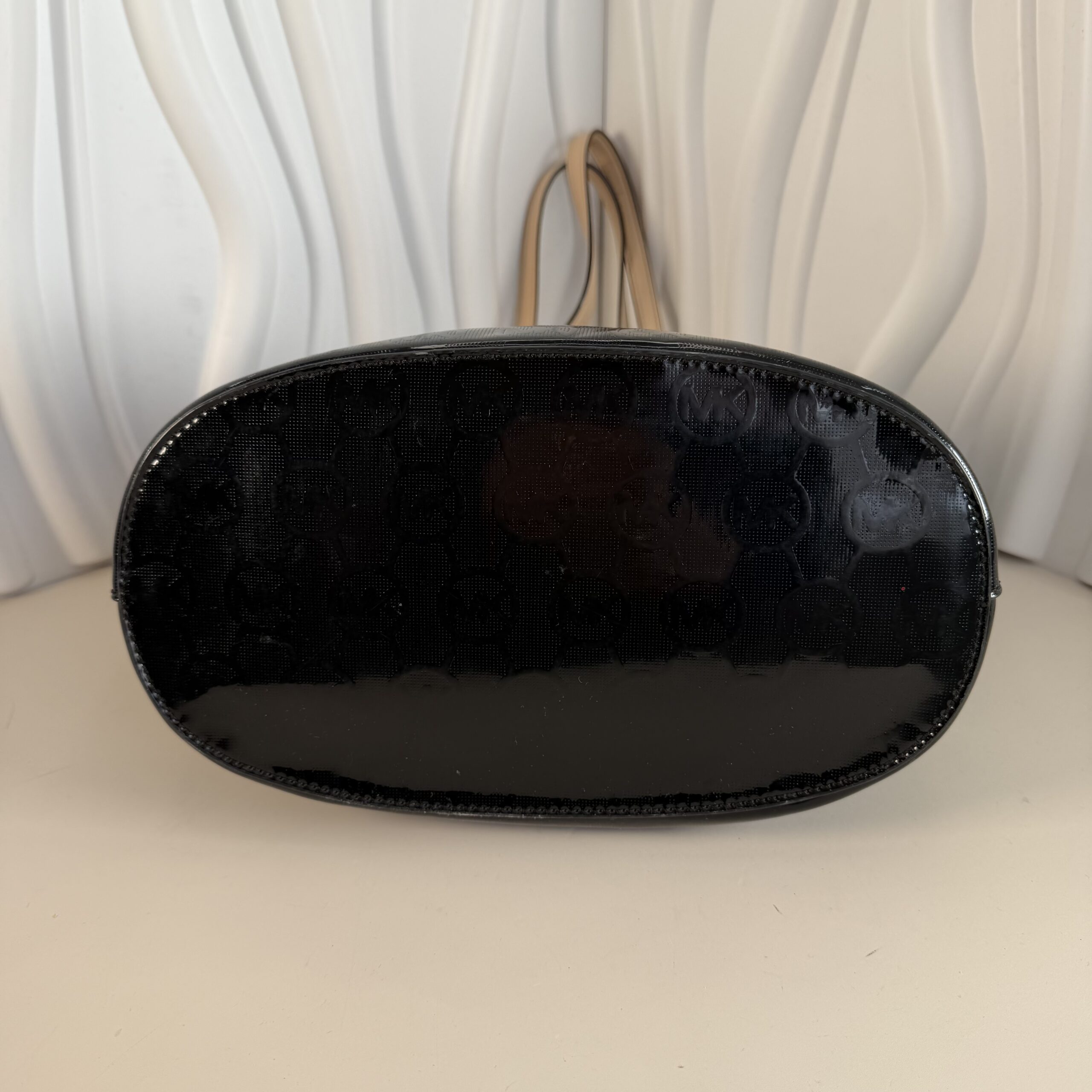 Michael Kors Jet Set (Signature Patent Leather) - Image 3