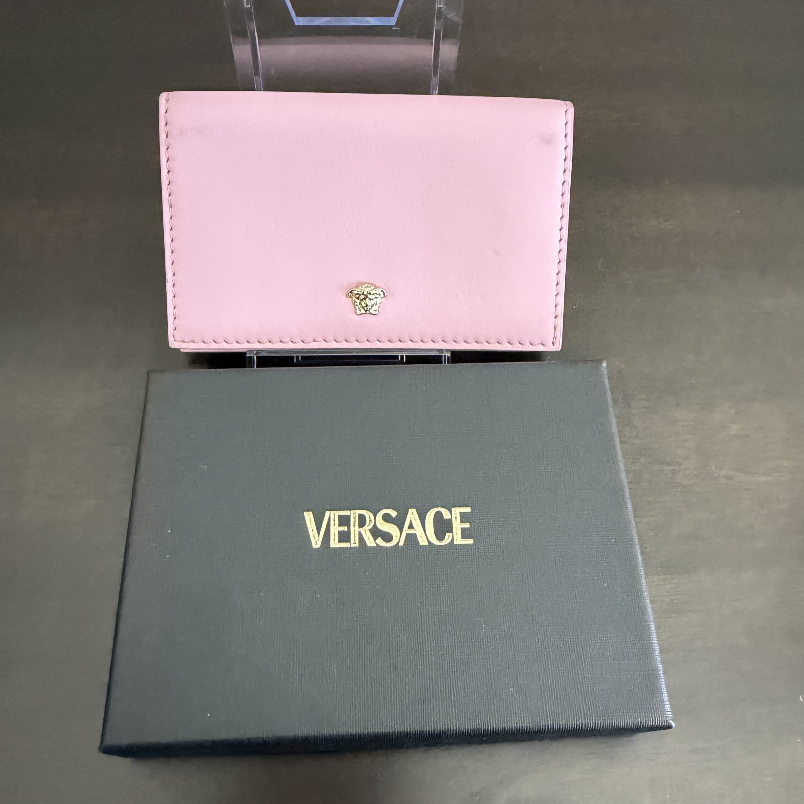 Versace La Medusa Leather Card Holder in a vibrant bubblegum pink - Image 2