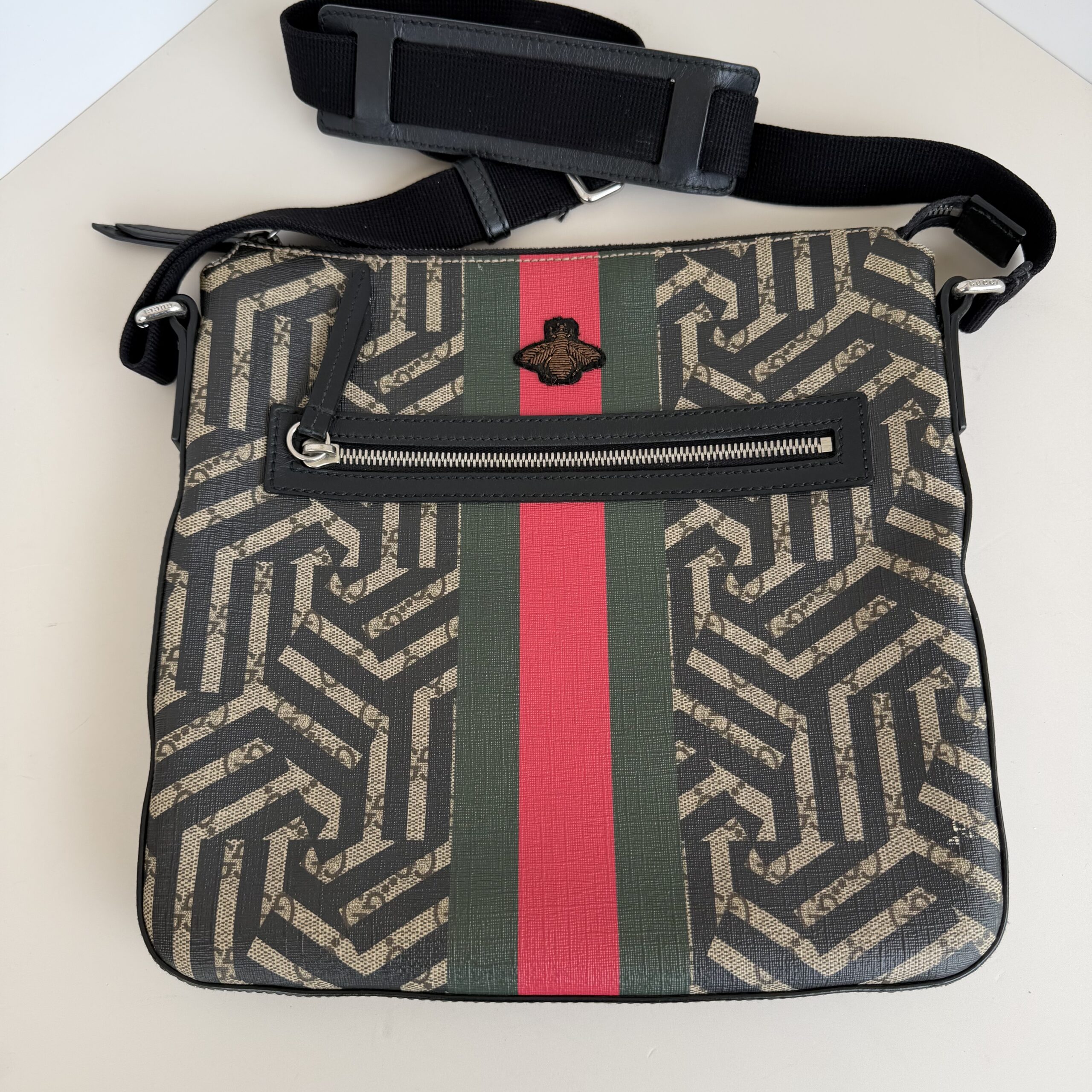 Pre-owned Gucci GG Supreme Caleido Web Bee Small Messenger Bag authenticated
