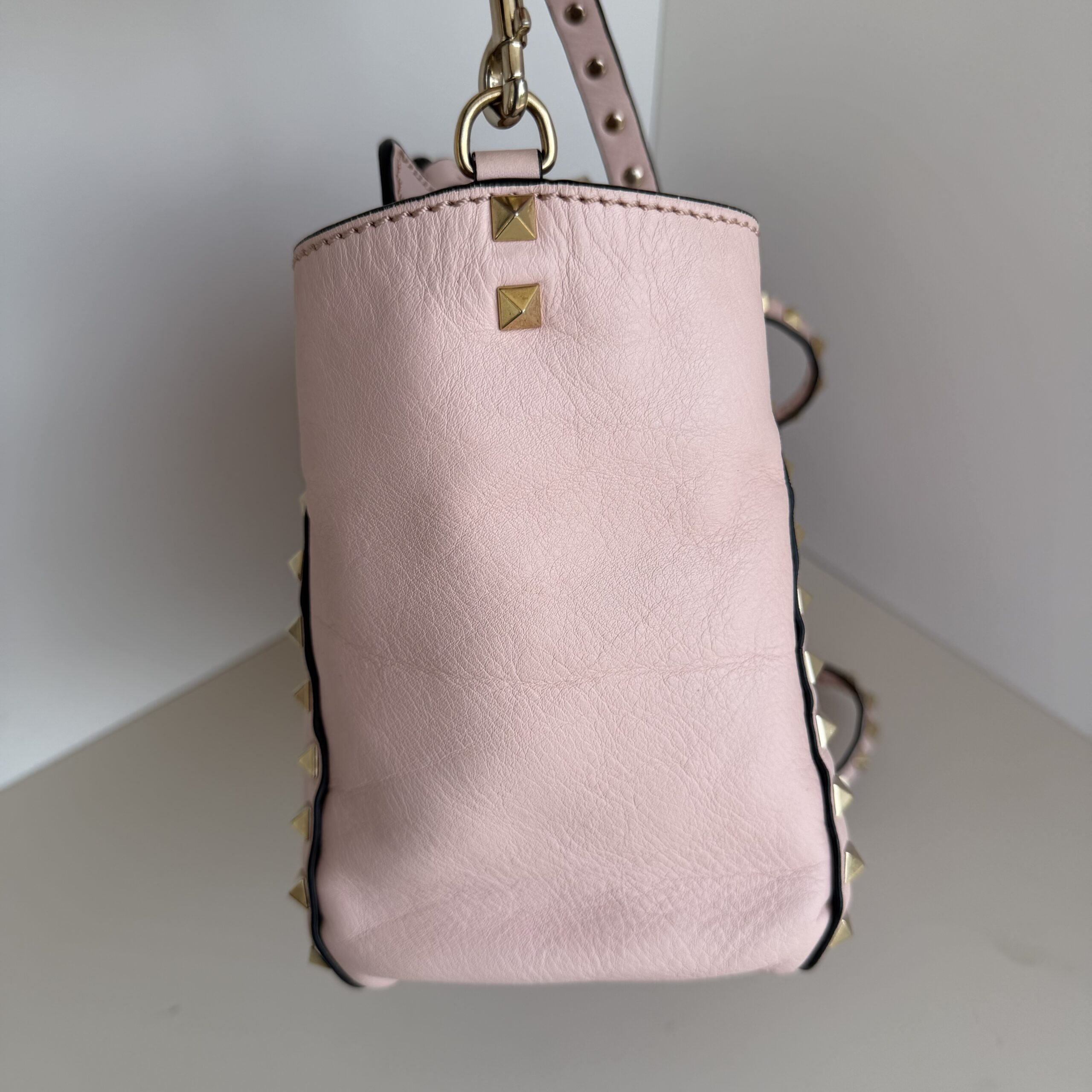 Valentino Garavani Rockstud Small Double-Handle Trapeze Tote Bag – Blush Pink Leather - Image 3