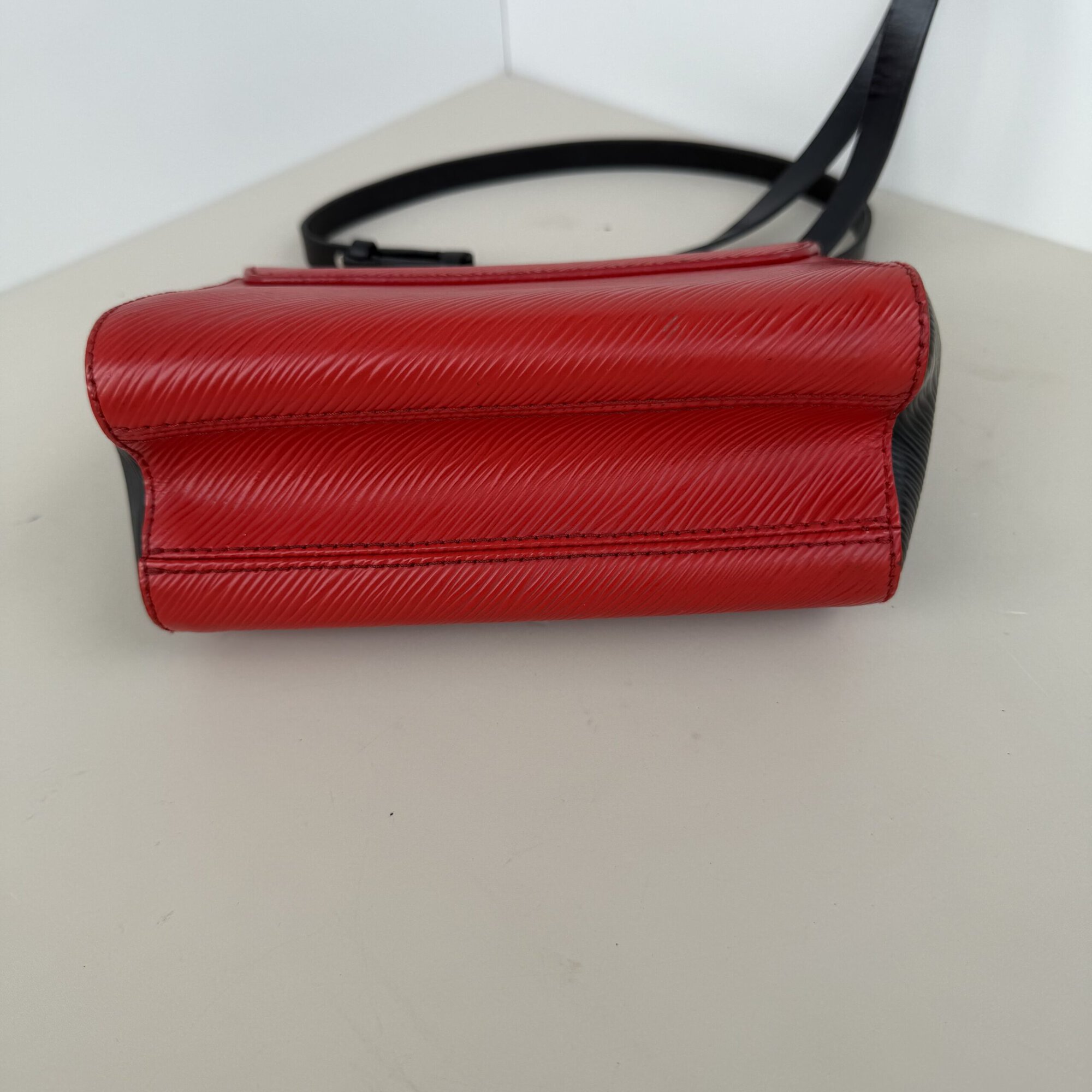 Louis Vuitton Twist MM in vibrant Coquelicot Red Epi leather image 6