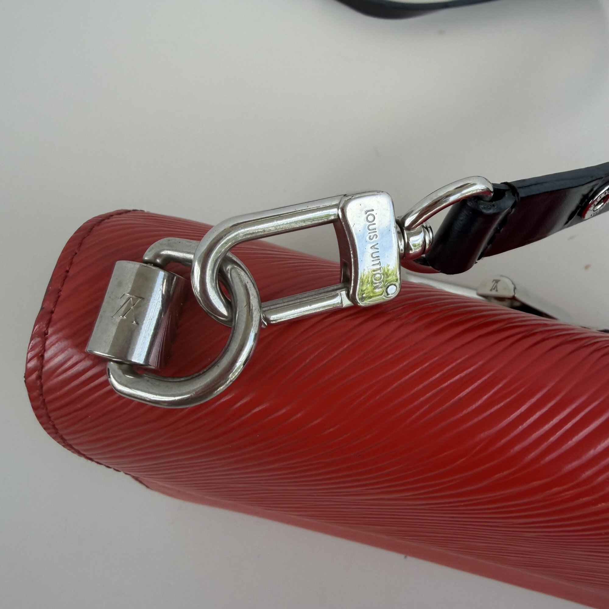 Louis Vuitton Twist MM in vibrant Coquelicot Red Epi leather image 7