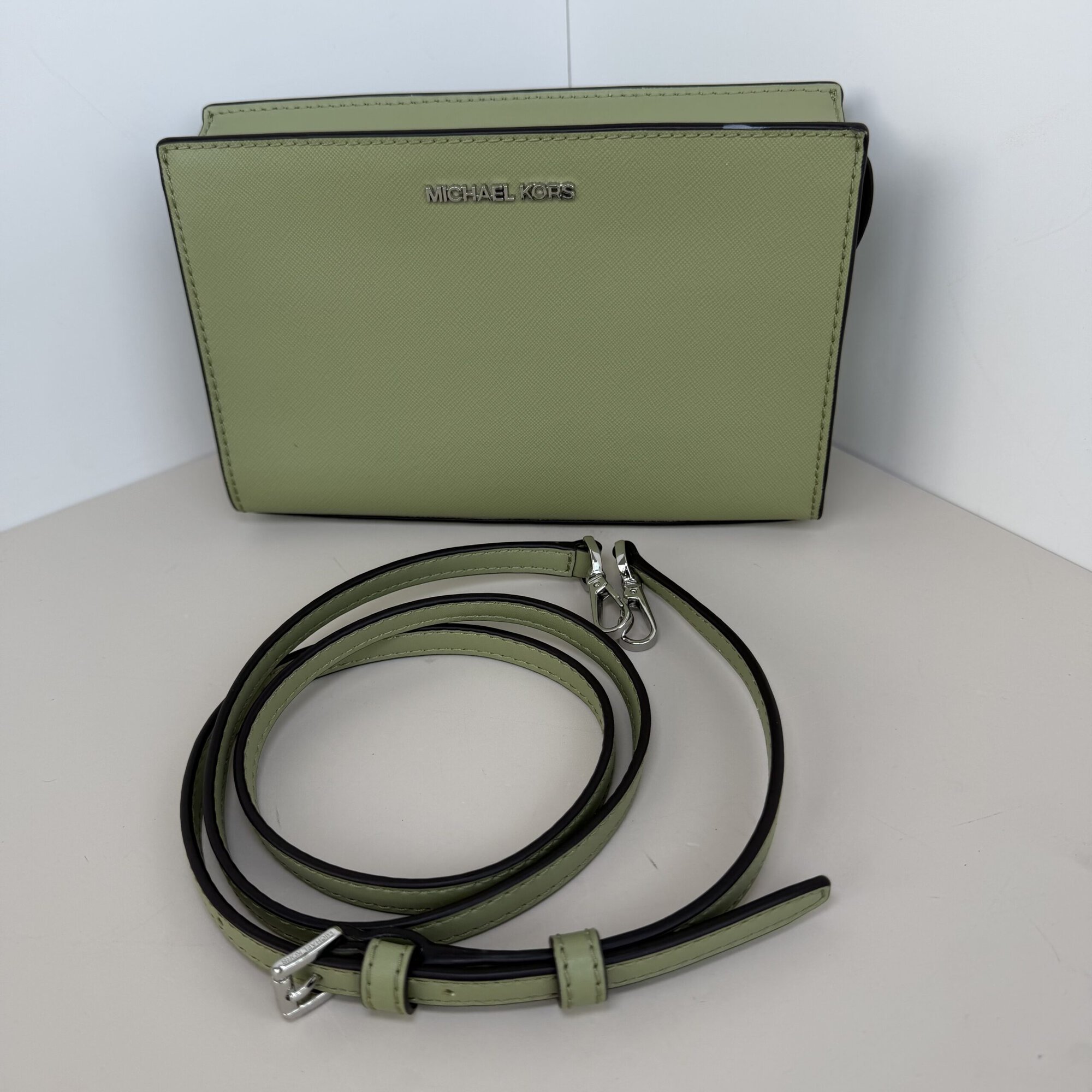 Pre-Owned Authentic Michael Kors Sheila Small Crossbody Bag in an elegant Light Sage