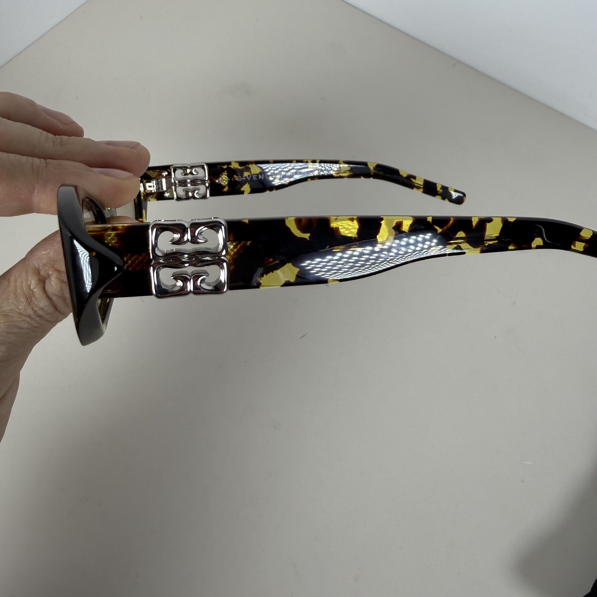 Givenchy 4G Liquid Cat-Eye Sunglasses (GV40094I) - Image 3