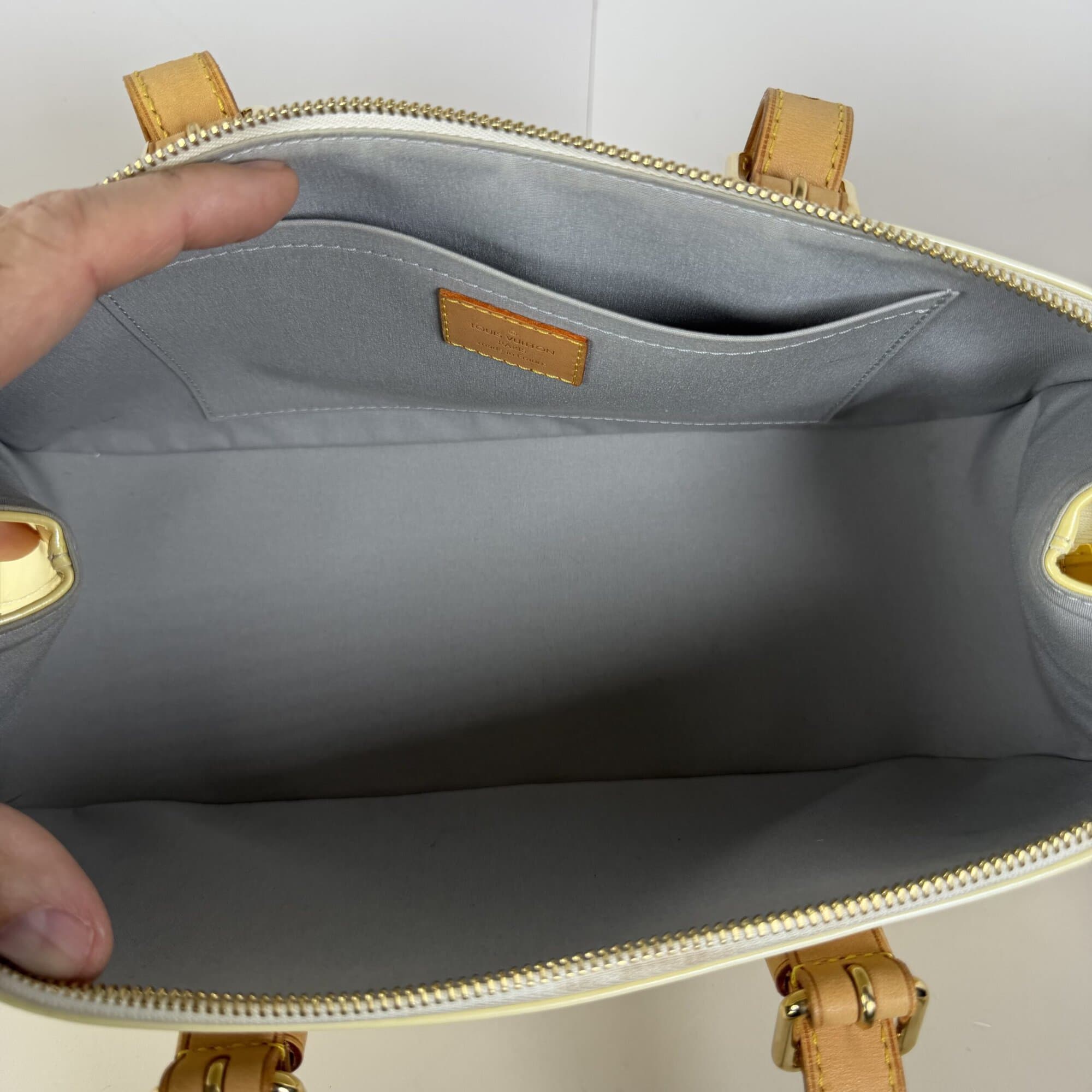 Louis Vuitton Monogram Vernis Rosewood Avenue Shoulder Bag image 10