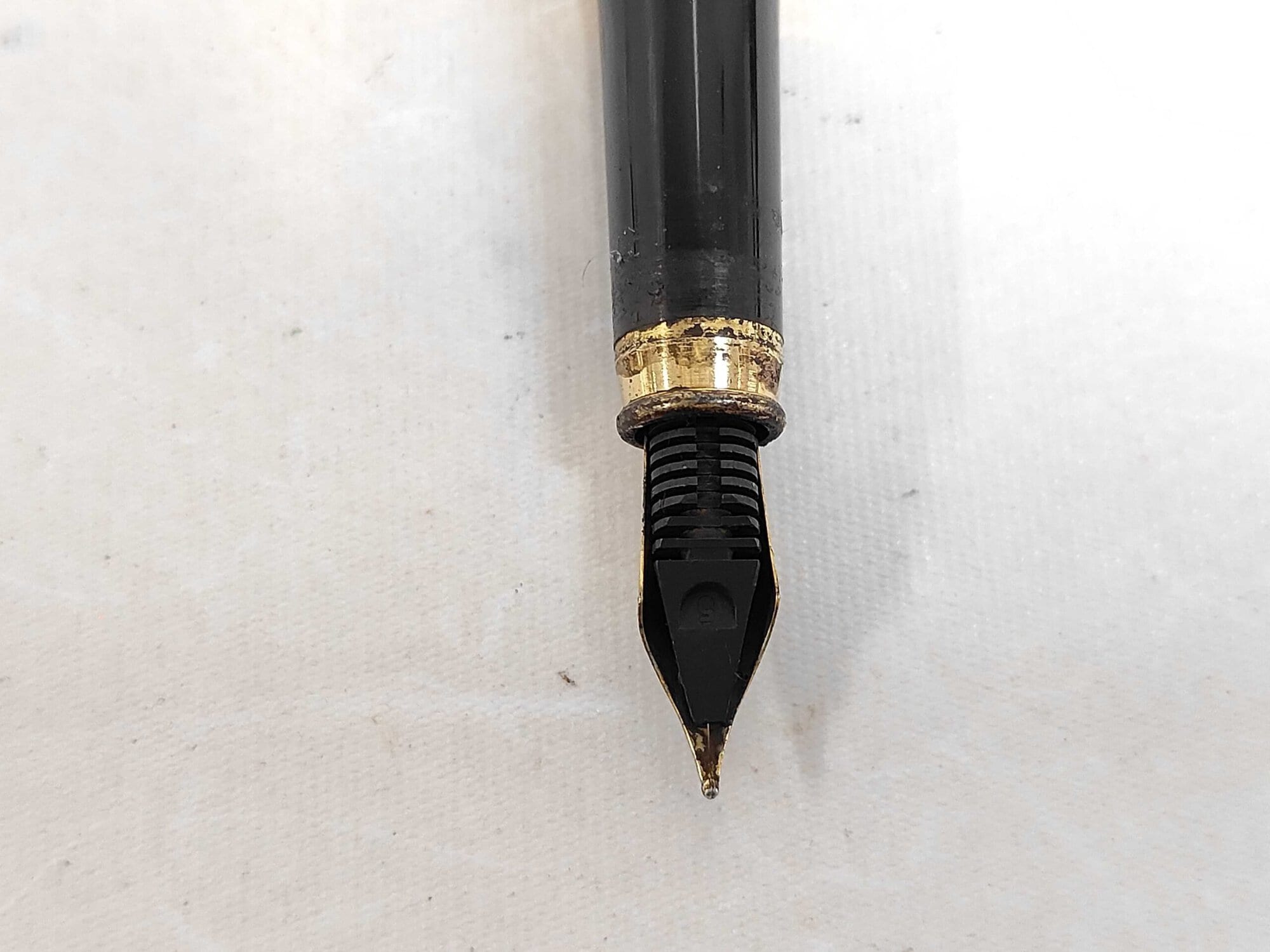 Gucci Interlocking G Slim Fountain Pen Black Gold-Tone, additional view 4