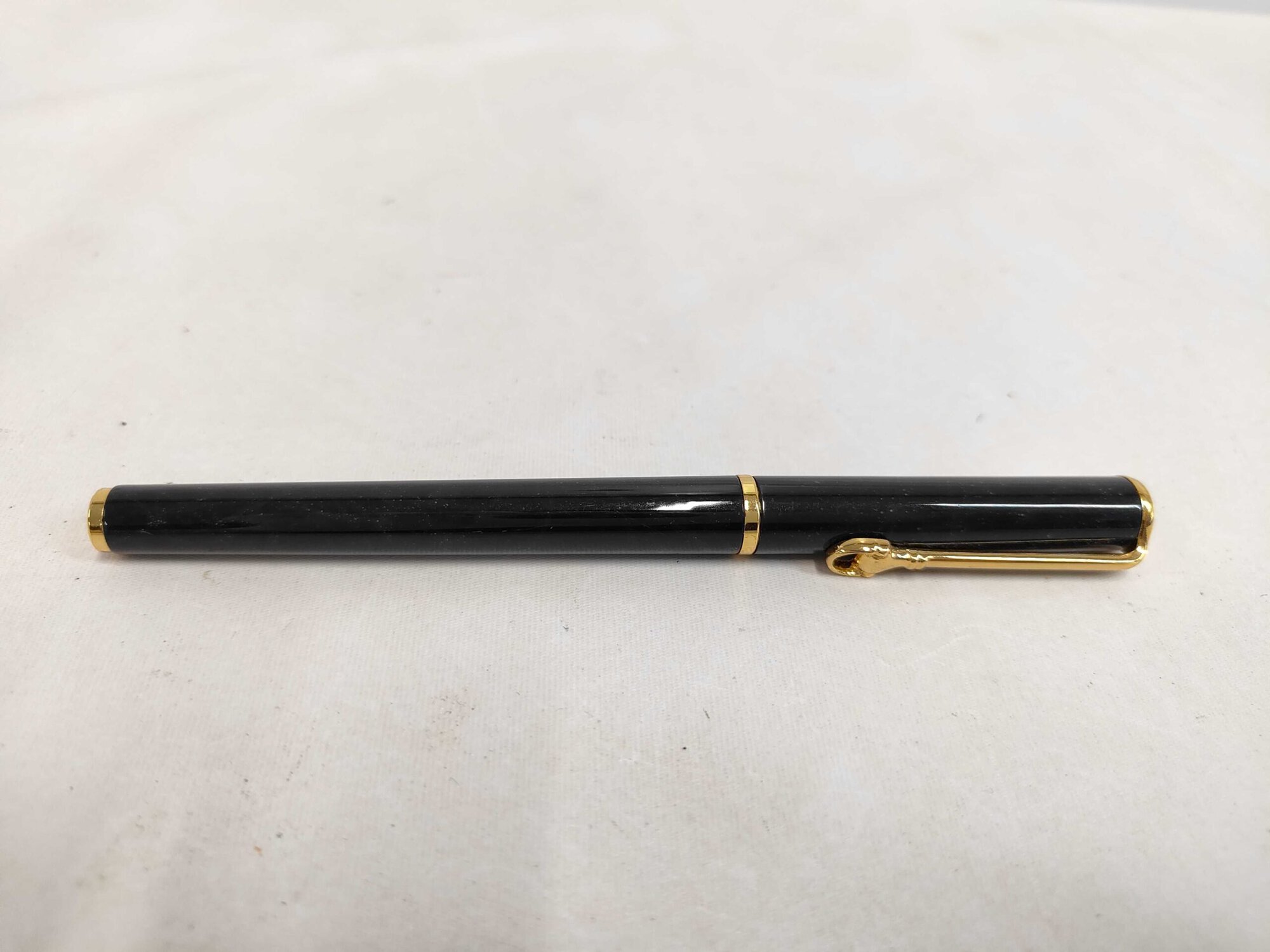 Gucci Interlocking G Slim Fountain Pen Black Gold-Tone