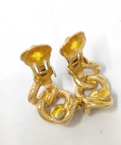 Top-down view of the clip mechanisms and curved twist construction.