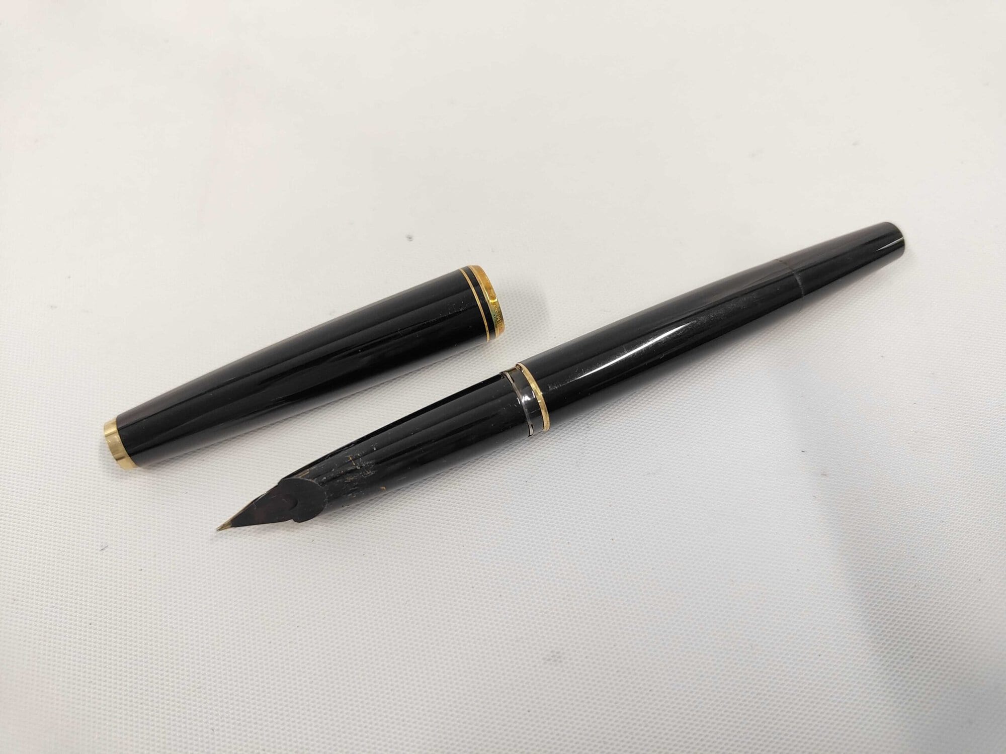 Montblanc 221 Fountain Pen Black Resin 14K Gold Nib, additional view 4