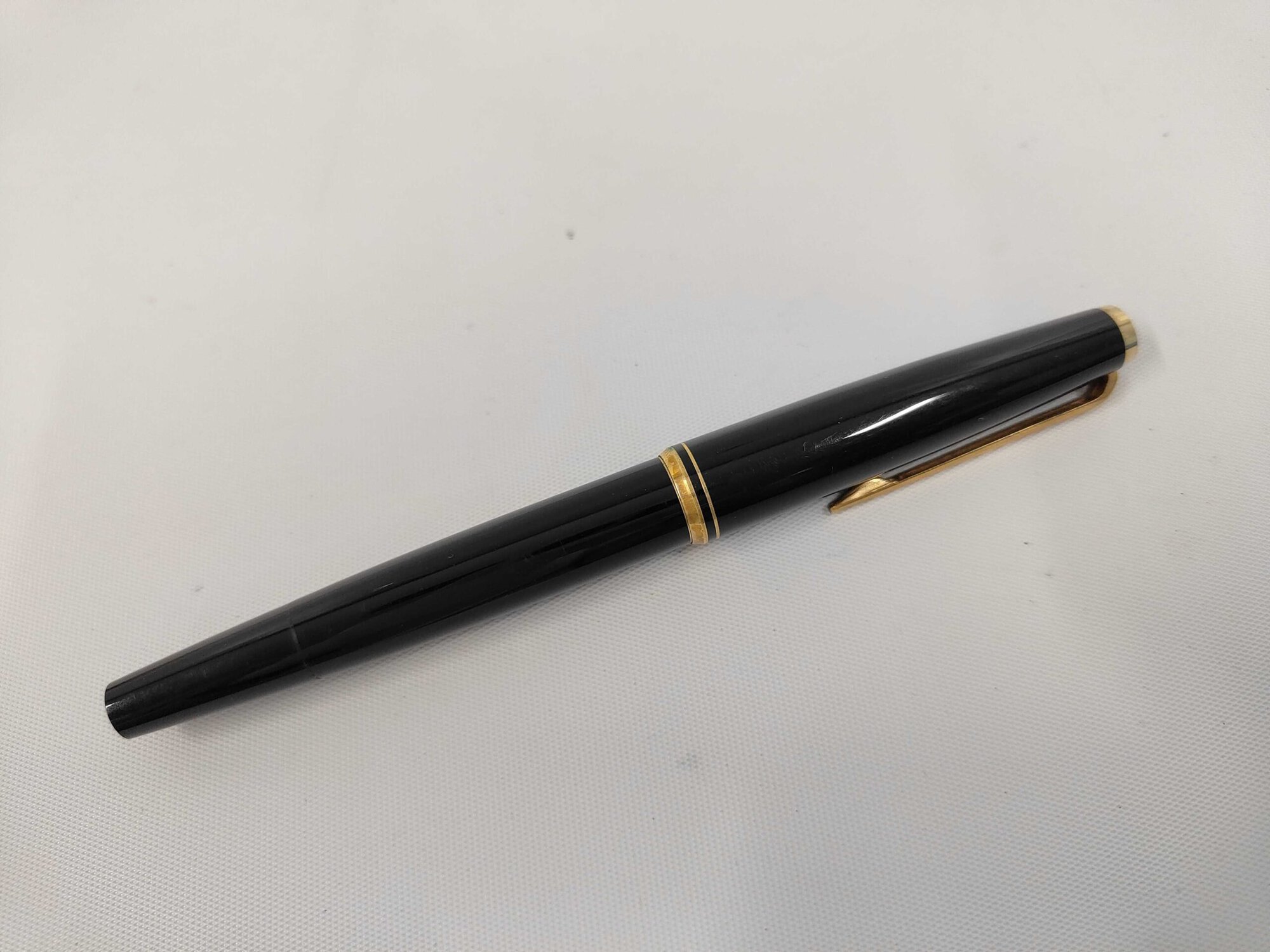 Montblanc 221 Fountain Pen Black Resin 14K Gold Nib