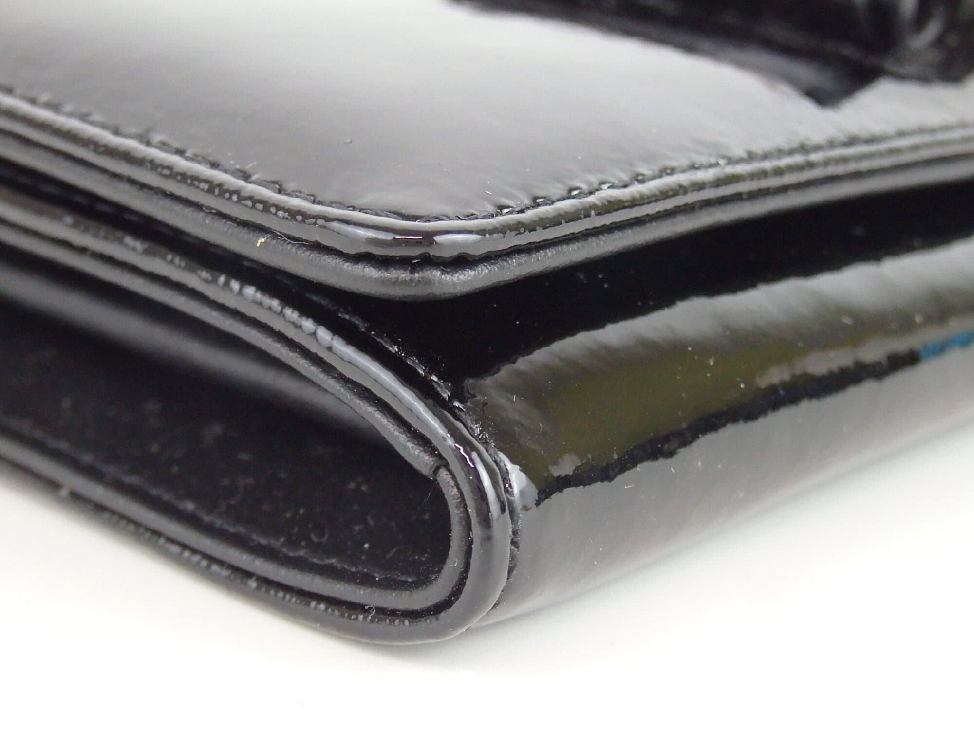 Close-up of bottom corner and folded edge glazing