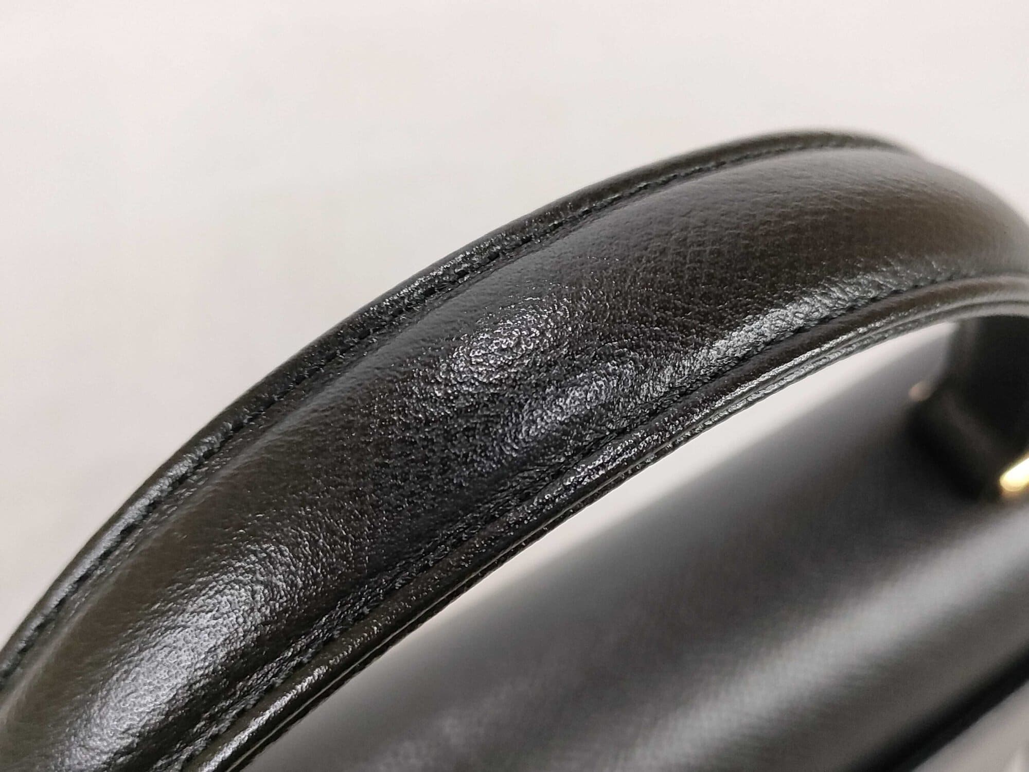Valentino Garavani Black Textured Leather V-Logo Flap Top Handle Shoulder Bag - Image 4