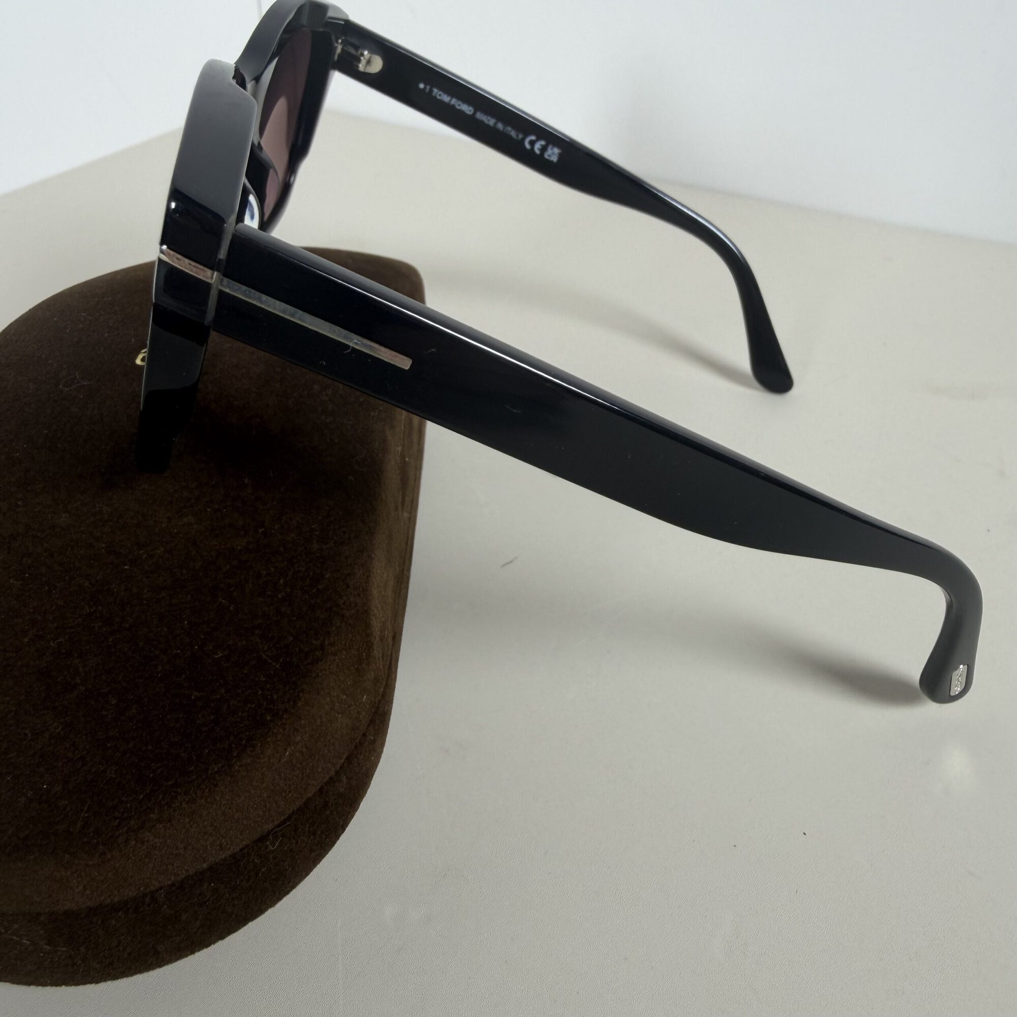 Tom Ford Lauren-02 TF614 01H Black Polarized Cat-Eye Sunglasses - Image 3